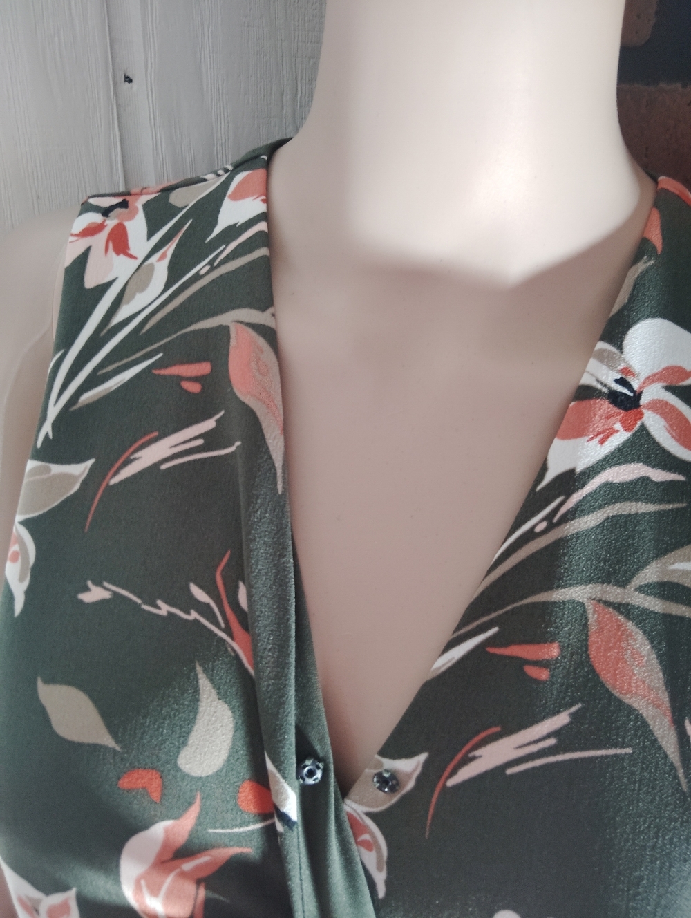 LIKE NEW!! Apt. 9 Dark Green Floral Sleeveless Wide-Leg Jumpsuit. Size 4 - Picture 5 of 11
